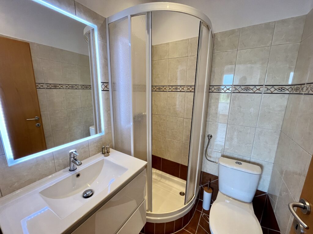 Bathroom (Bedroom West)