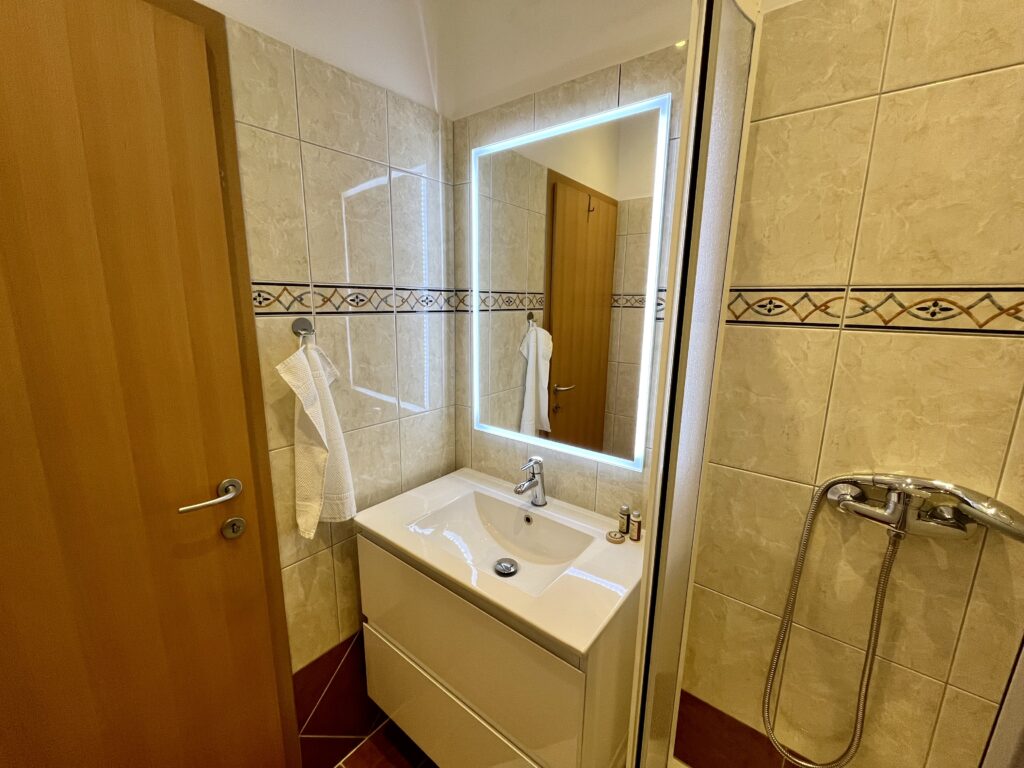 Bathroom (Bedroom West)