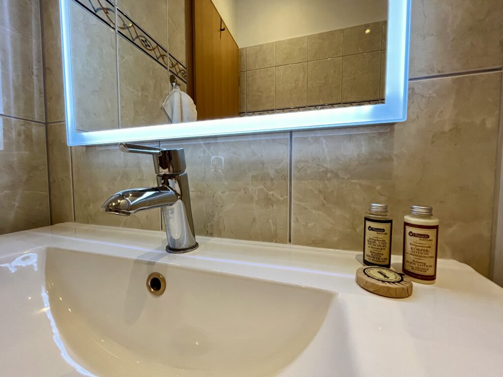 Bathroom (Bedroom West)